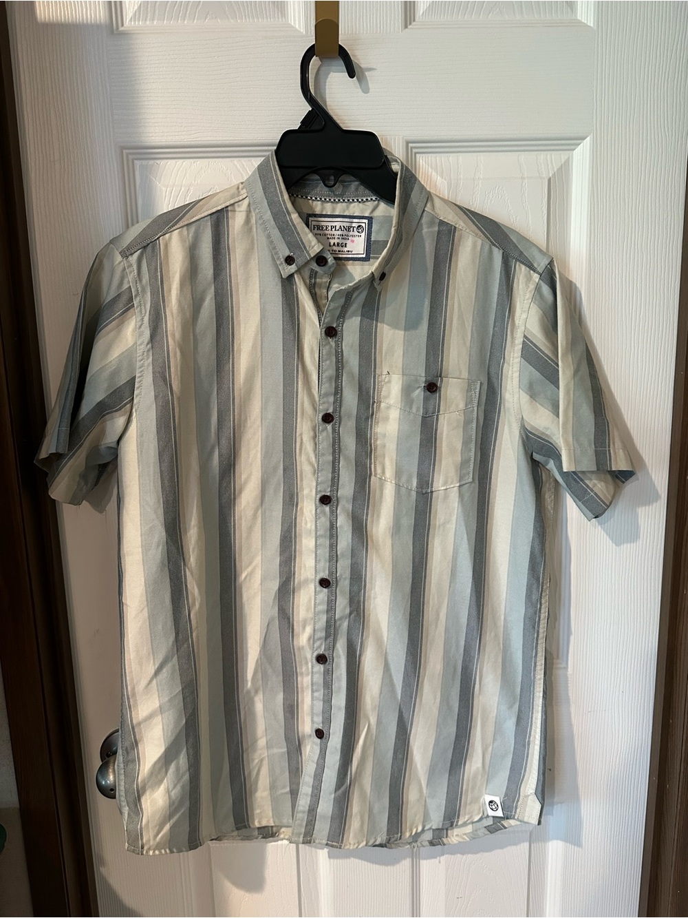 Free Planet Short Sleeve Button-Down Shirt in Gray and Cream Stripes Mens Large